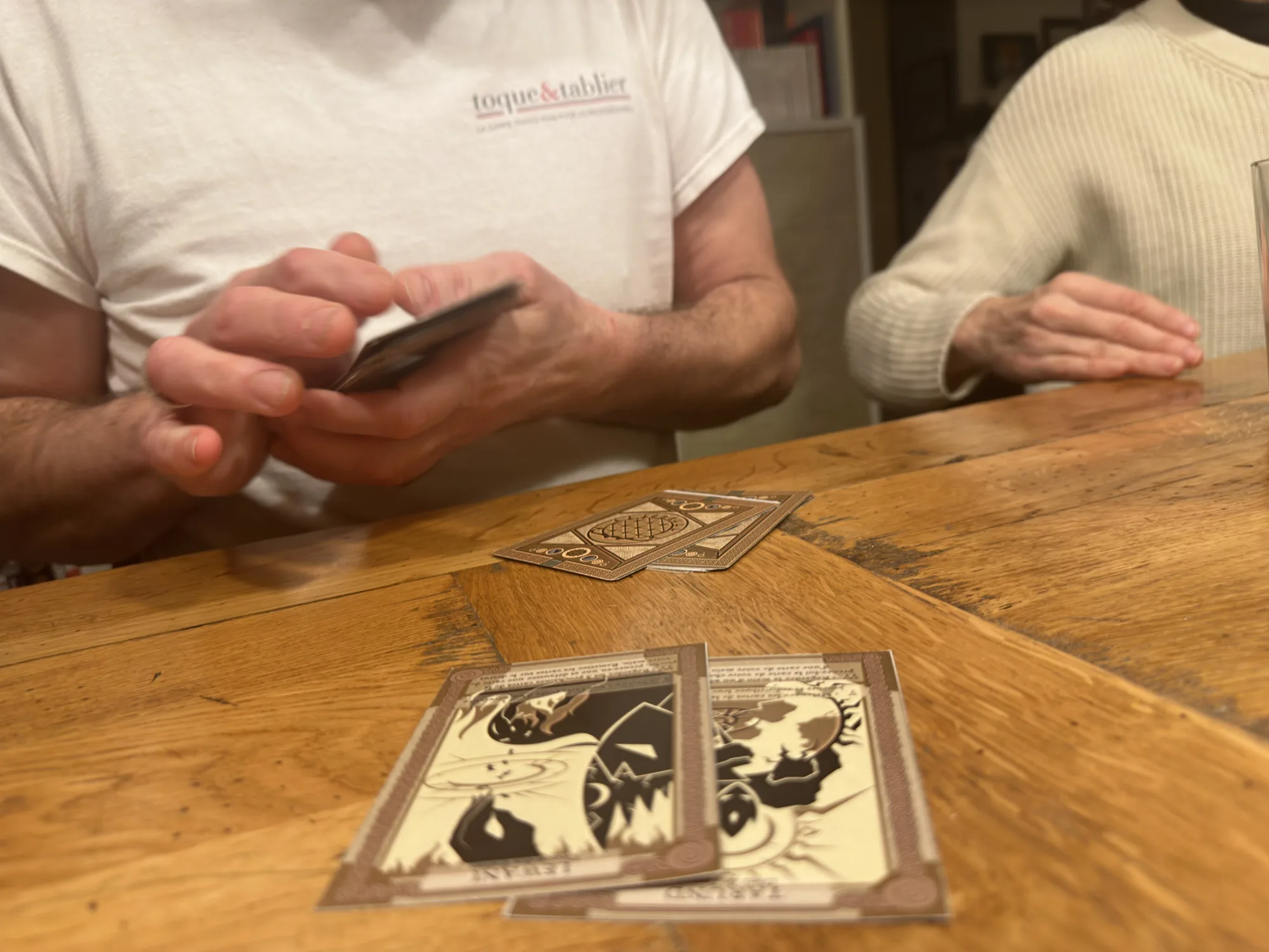 Cartes « Dieu » sur la table